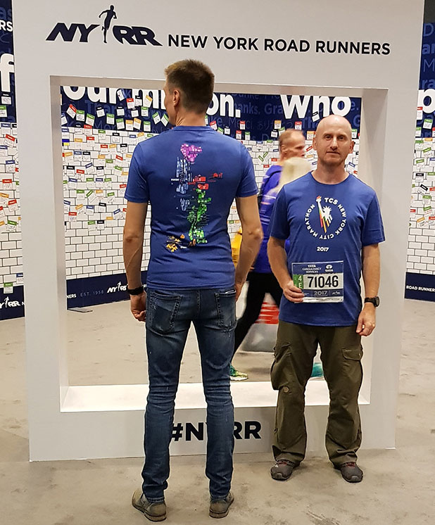 Rajtszám átvétel után, hátunkon a pálya nyomvonala - Javits center